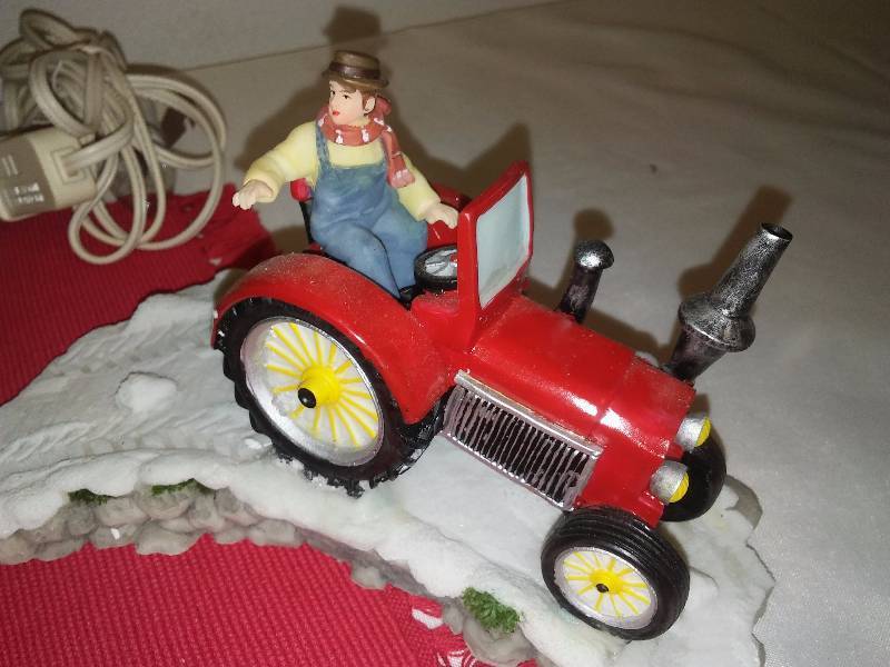 lot 4 image: Heartland Christmas Village Pieces (3)