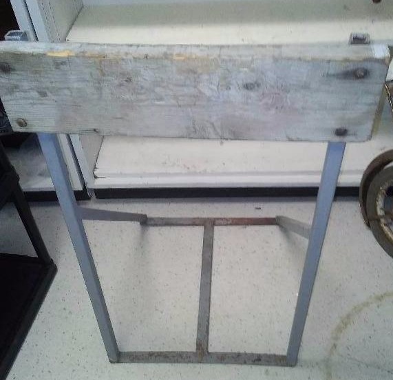 lot 23 image: Outboard Motor Stand