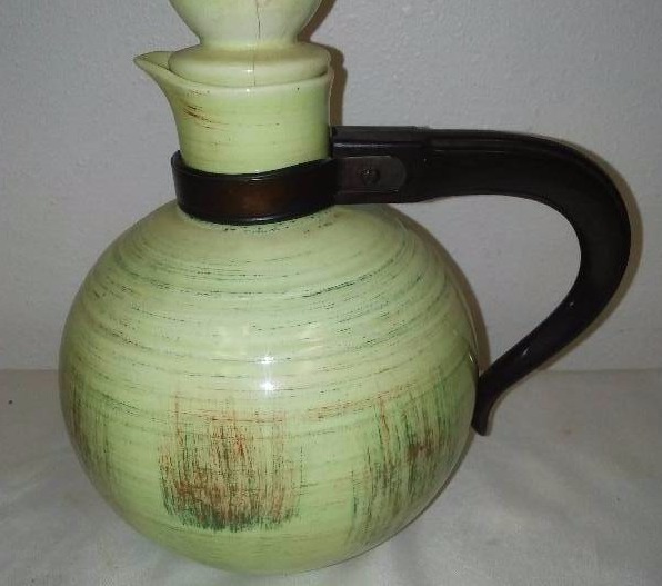 lot 25 image: Vintage Tea Pot Vernonware of California, Raffia