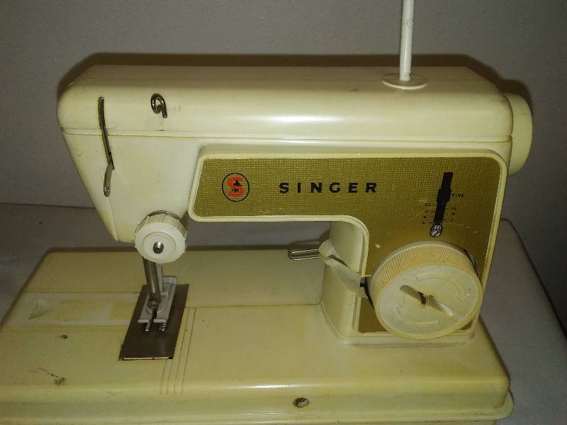 lot 30 image: Vintage 1960s Singer Little Touch & Sew Childrens Sewing Machine (working)
