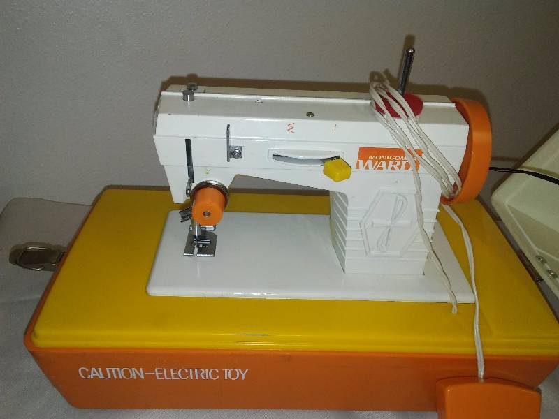 lot 31 image: Montgomery Ward Vintage Childs Sewing machine, (Circa 1970)