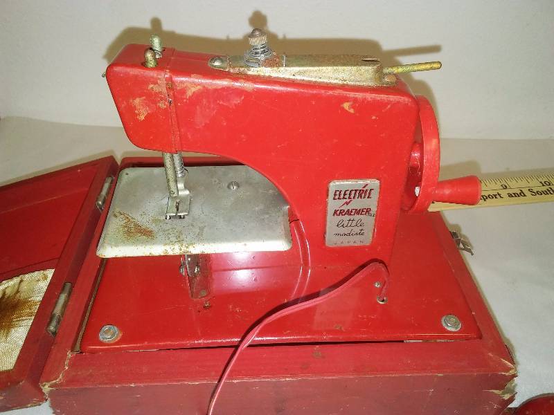 lot 32 image: Vintage Electric Kraemer Child Sewing Machine with Case