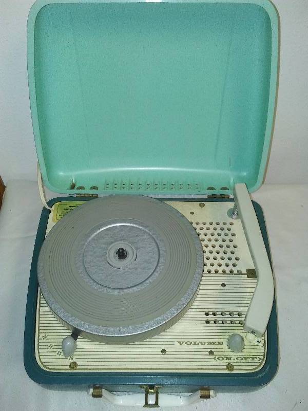 lot 33 image: Vintage Coranado Turntable (runs in all four speeds) tested