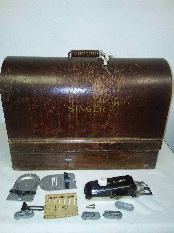 lot 63 image: Vintage Singer Sewing Machine in Wood Case, Case locks and has key