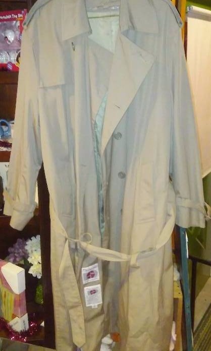 lot 49 image: Mens Fabrini Trench Coat (42R) Fabulous, Zip Out Lining
