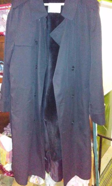 lot 50 image: Mens Bill Blass Trench Coat (42L) Black, Zip out Lining, belt