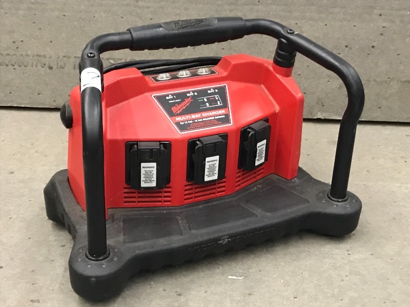 lot 7 image: Milwaukee 12-18Volt Muti-Bay Charge...