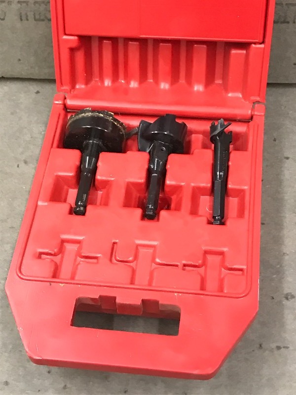 lot 28 image: Milwaukee 3-Piece Hole Saw Set ...