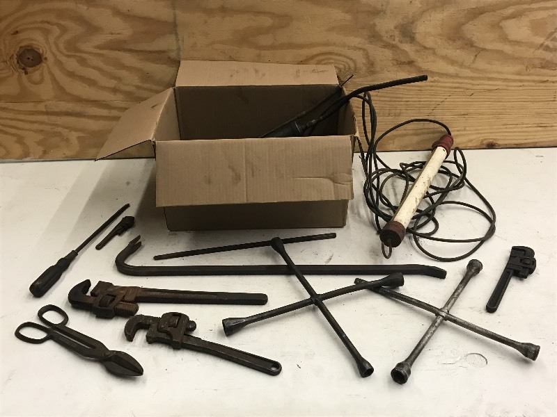 lot 124 image: Box Full Of Assorted Work Light, H...