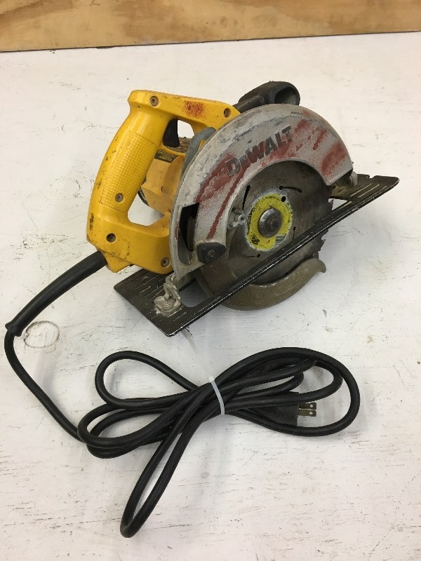 lot 34 image: DeWalt DW362 Cirtcular Saw, 7.25 ...