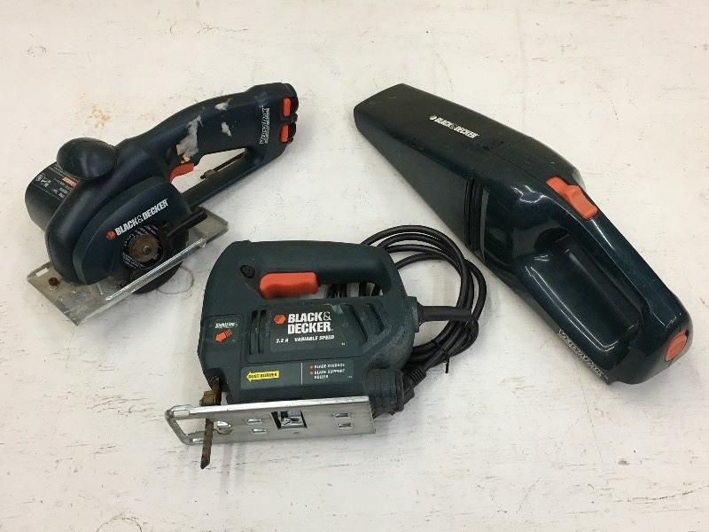lot 47 image: Box Of (3) Black & Decker Power Too...