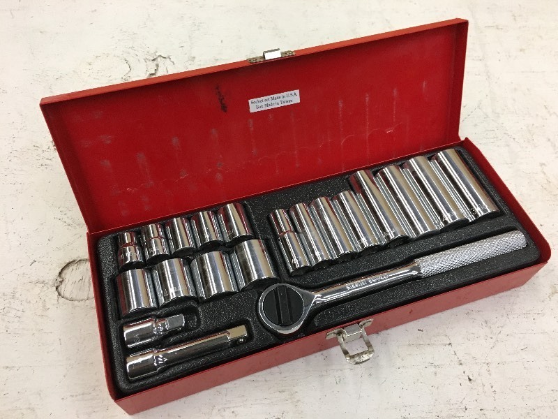 lot 79 image: Klein 20-Piece 38 SAE Socket Wren...
