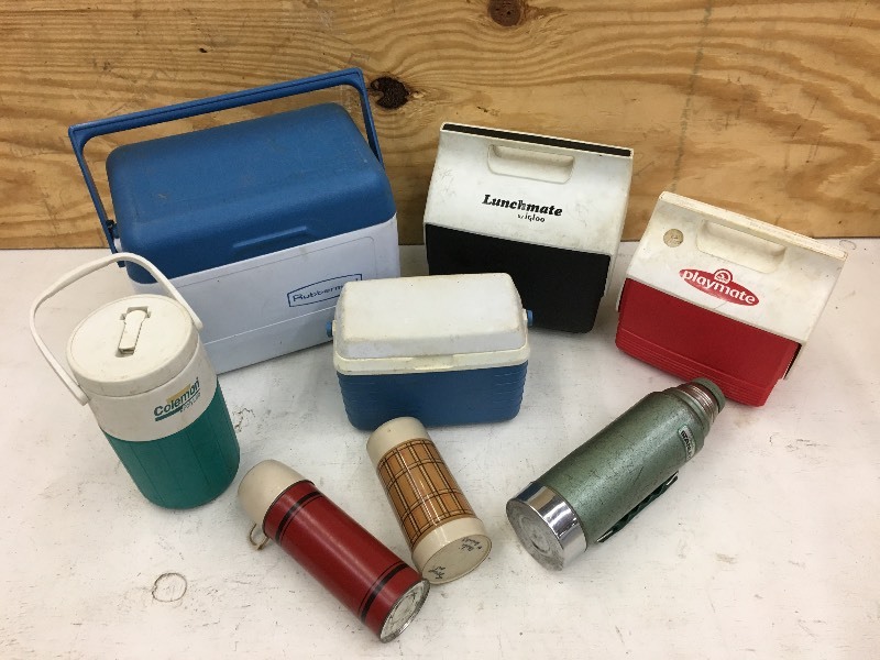 lot 102 image: Tote Full Of Assorted Thermos & Lu...