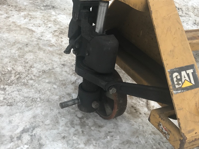 lot 2 image: CAT Pallet Jack