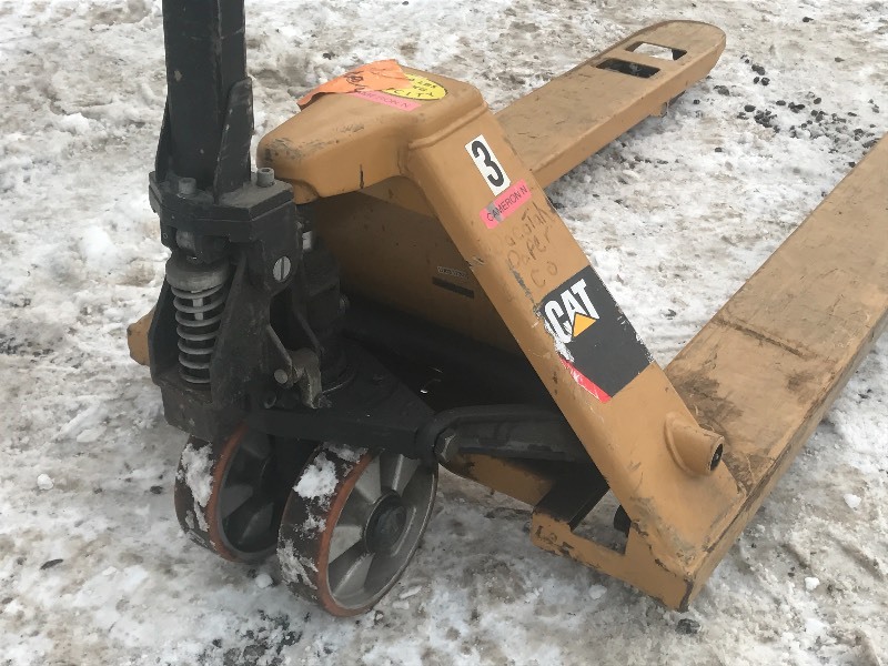 lot 3 image: CAT Pallet Jack