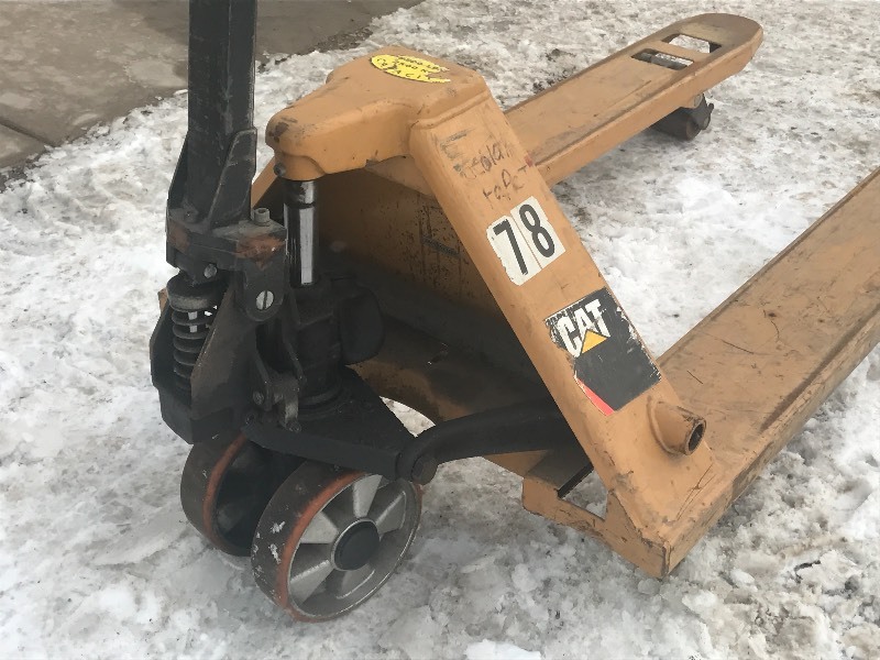 lot 4 image: CAT Pallet Jack