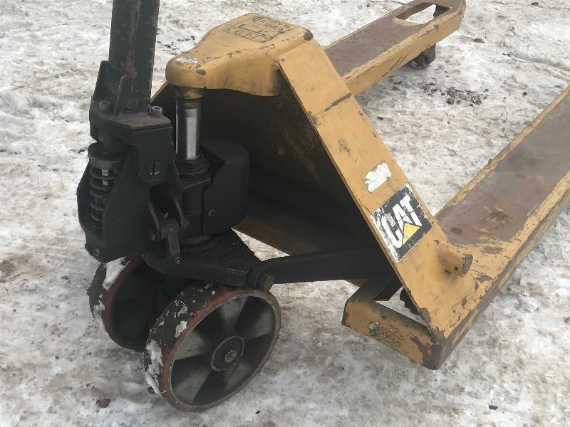 lot 5 image: CAT Pallet Jack