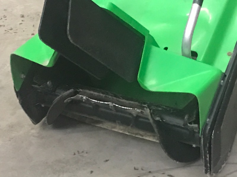 lot 8 image: Lawn Boy Snow Blower
