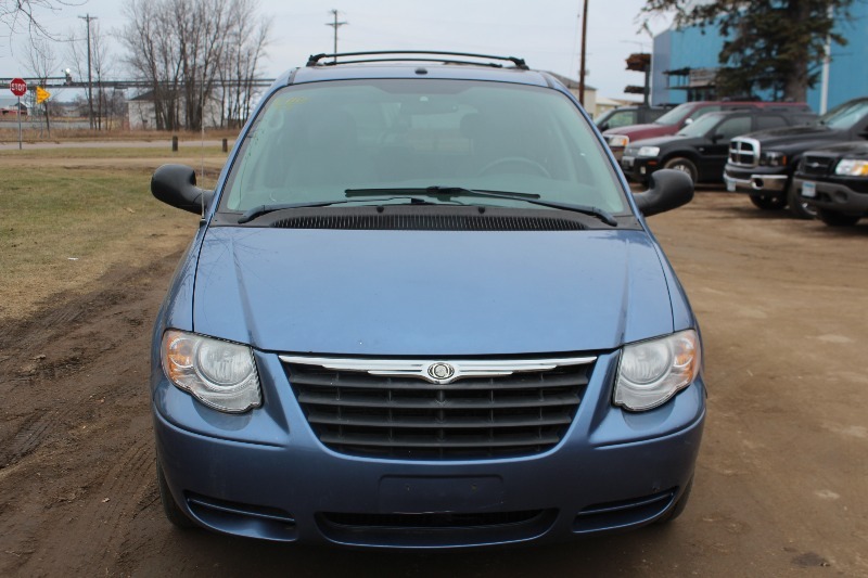 lot 2053 image: 2007 Chrysler Town & Country Touring - Stow & Go