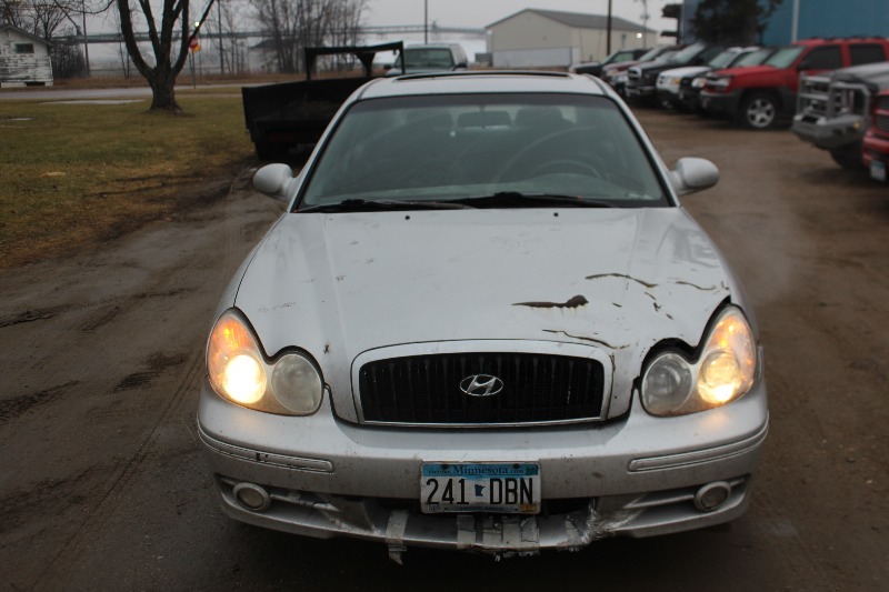 lot 2056 image: 2004 Hyundai Sonata