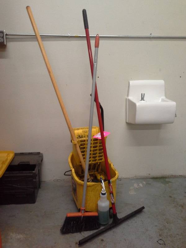 lot 11 image: Janitorial Lot