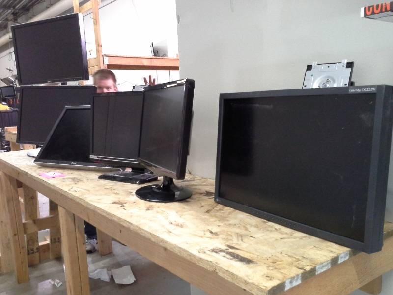 lot 73 image: Monitor Lot