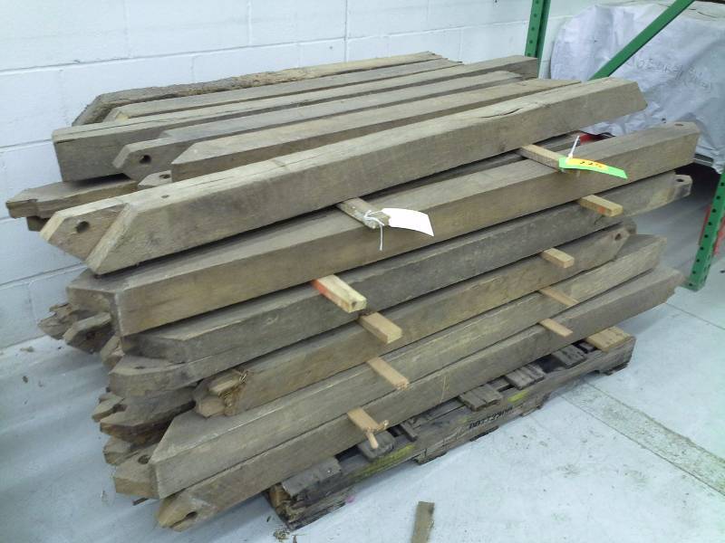 lot 225 image: Pallet of 4 x 4 x 4 PostGussets (Reclaimed)
