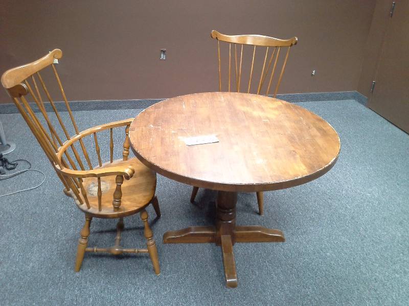 lot 522 image: Round Table and 2 Chairs