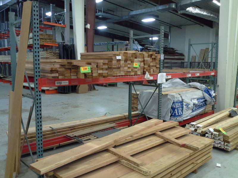 lot 206 image: 8 Pallet Racking - 3 Uprights, 8 Crossbeams, 3 - Wire Decking Sections