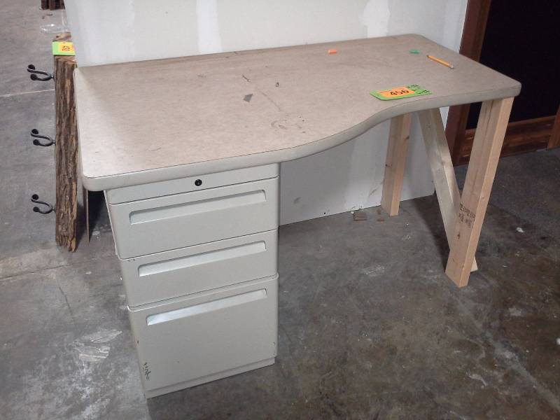 lot 456 image: Desk