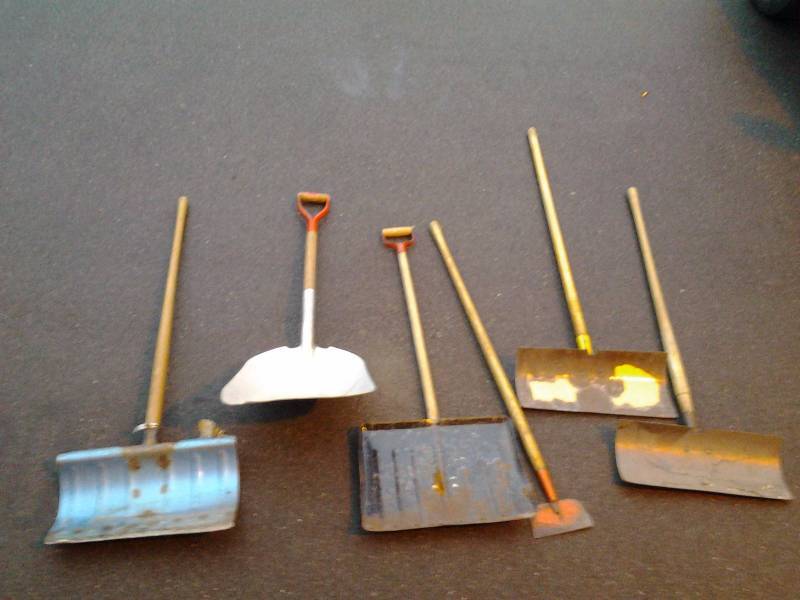 Ice Chipper & 5 Snow Shovels
