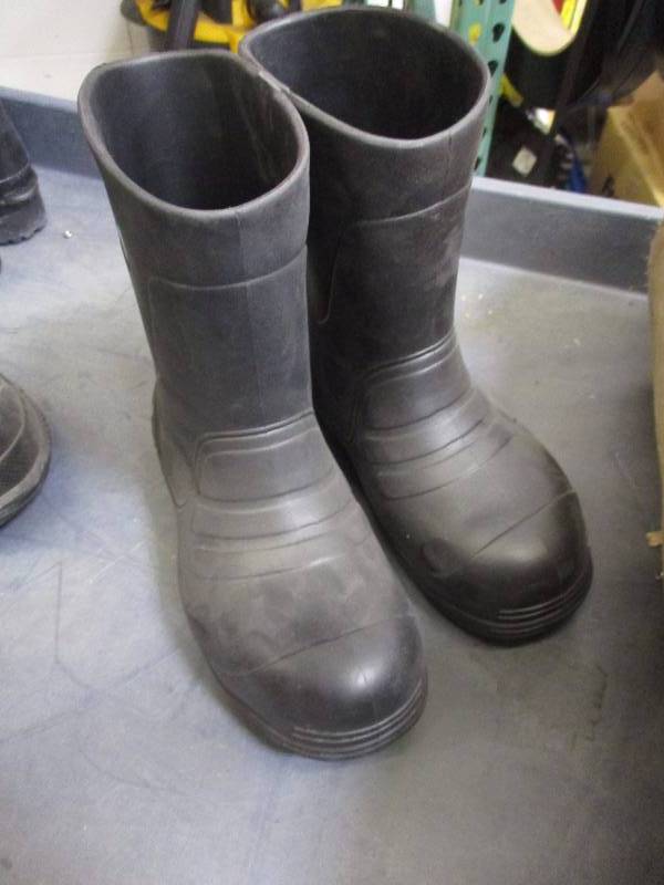 lot 50 image: Rubber Boots.  Steel toe