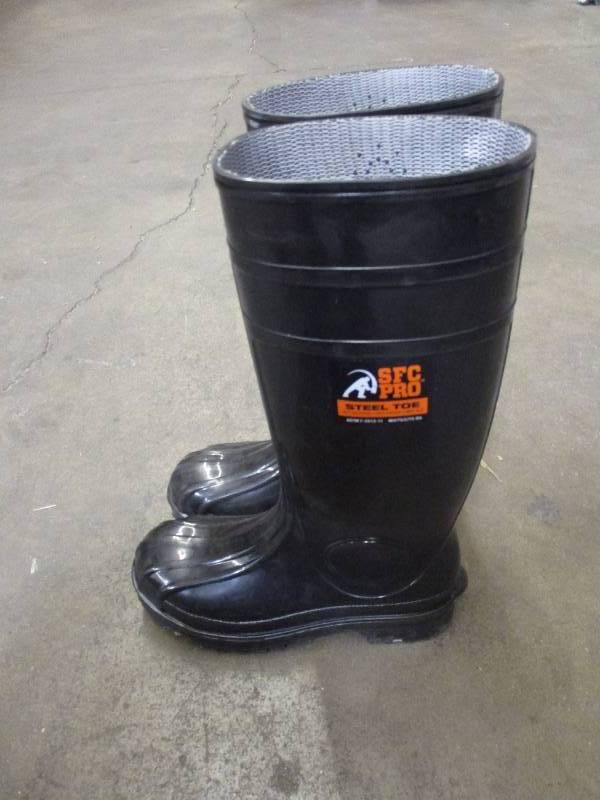 lot 51 image: Rubber Boots.  Steel toe