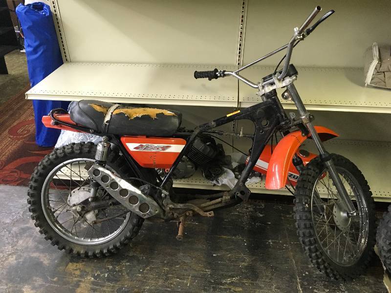 lot 193 image: SUZUKI 125 BASKET CASE FOR PARTSSALVAGE