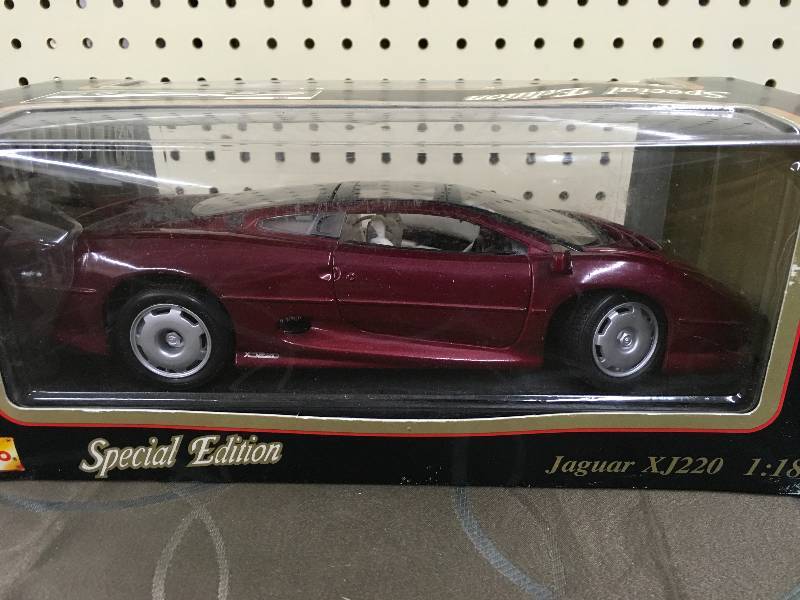 lot 211 image: DIECAST 1118 SCALE JAGUAR XJ 220