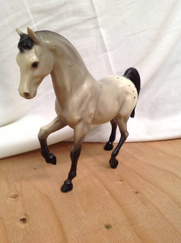 lot 7 image: Breyer Model Horse, Traditional Size