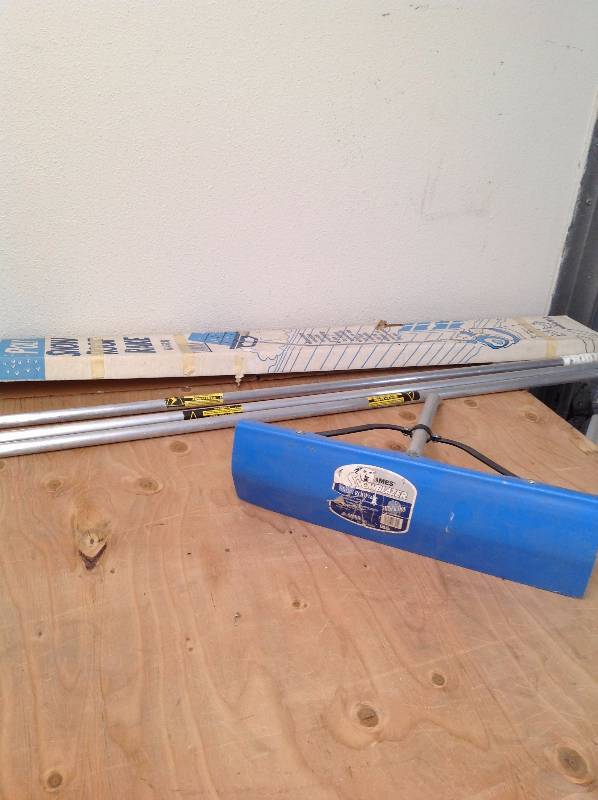 lot 10 image: Ames -Lightweight Poly Snow Roof Rake.