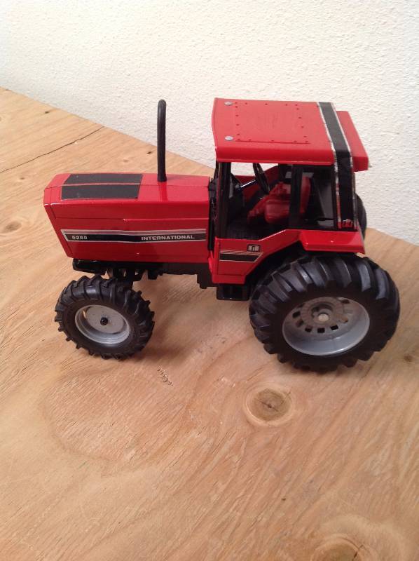 lot 12 image: International Harvester Tractor - 5288