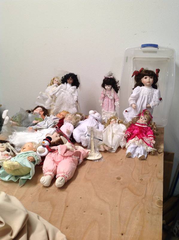 lot 23 image: Vintage 14 Dolls, 11 Porcelain and 3 Plastic, and a Stuffed Bunny