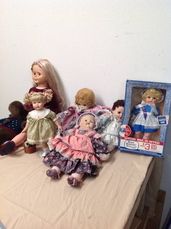 lot 31 image: Vintage 6 Dolls, 1 Porcelain and 5 Plastic, and a Stuffed animal