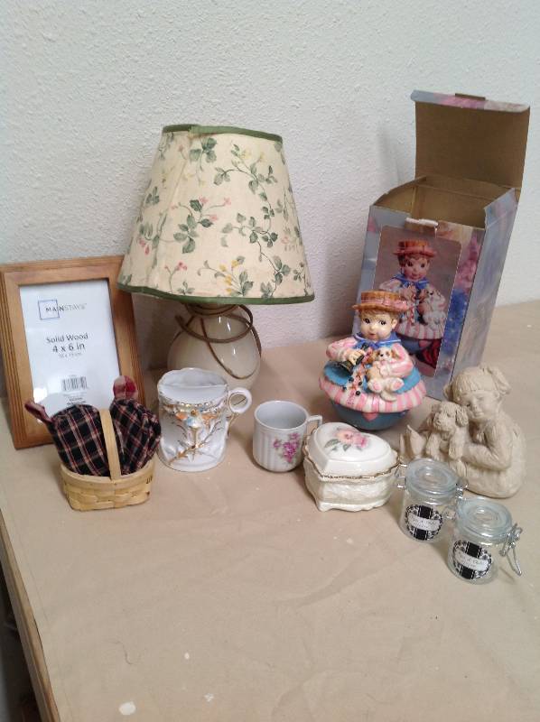 lot 48 image: Music nursery pail, lamp, figurine, Picture frame, basket wapple oven mitts