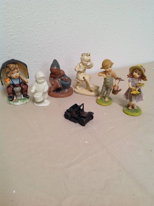 lot 50 image: People Figurines Home Decor Nanco