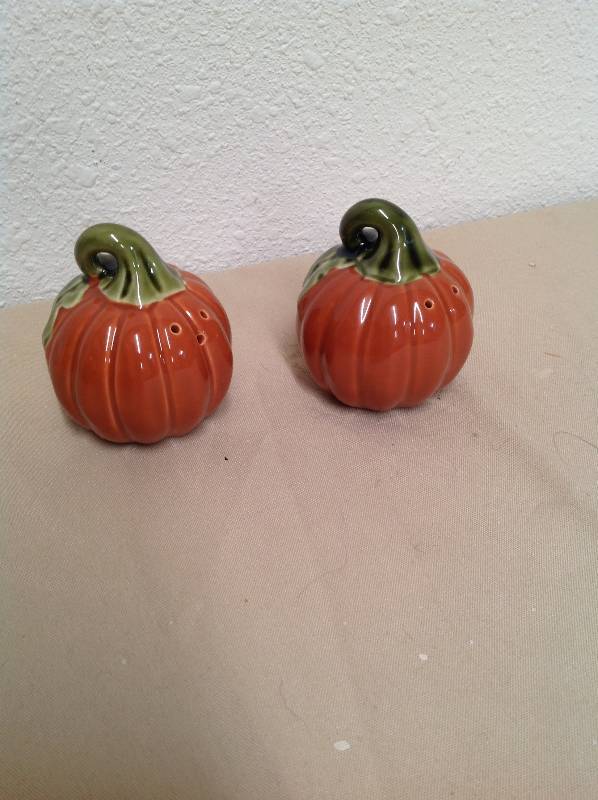 lot 51 image: Vintage Pumpkin salt and pepper shakers