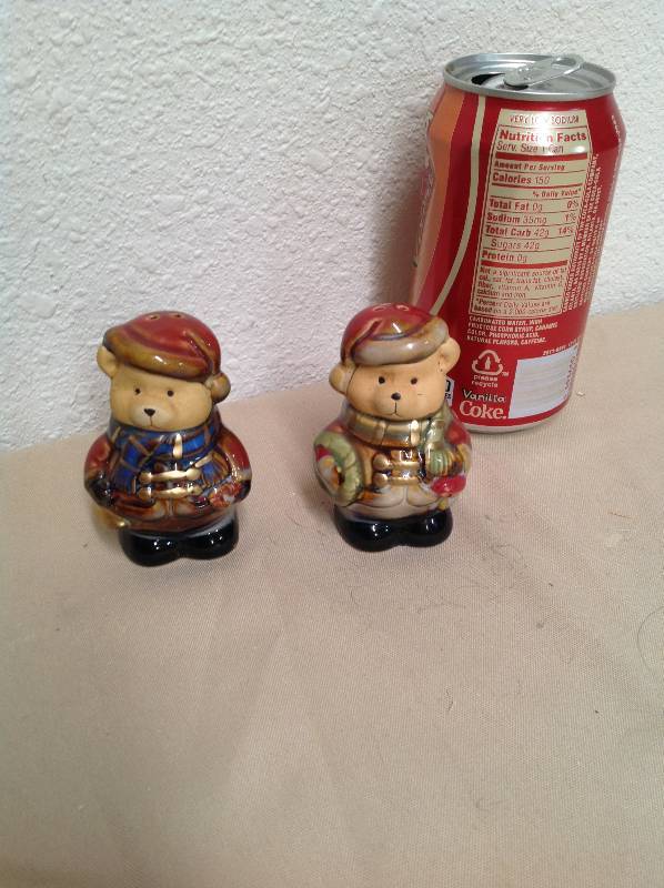 lot 53 image: Vintage Teddy bears in coats salt and pepper shakers