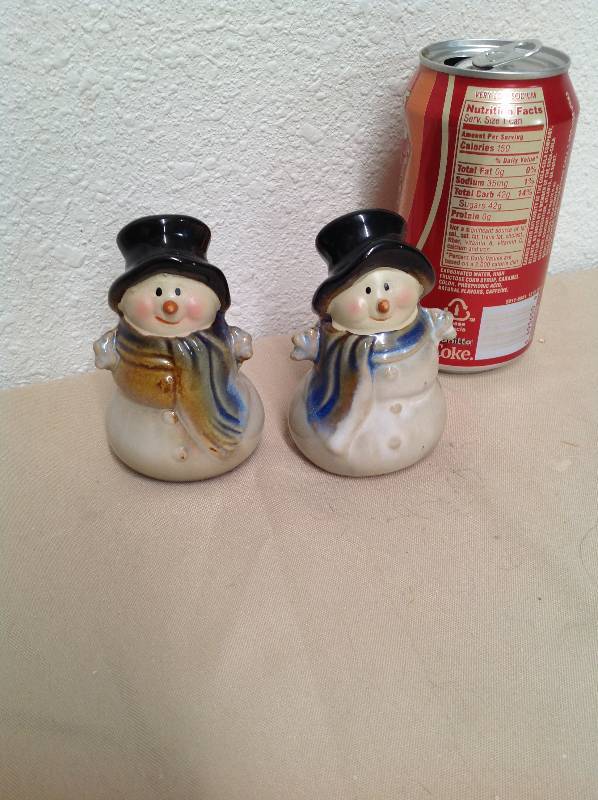 lot 54 image: Vintage Snowmen with scarf salt and pepper shakers