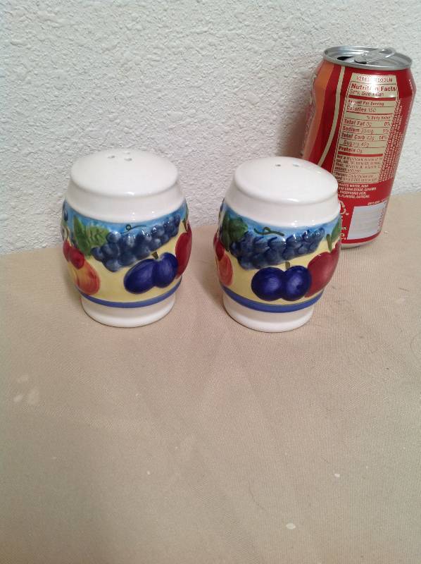 lot 55 image: Vintage fruit pattern salt and pepper shakers