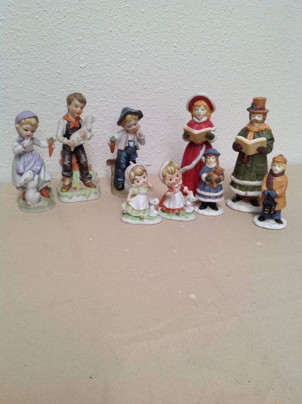 lot 56 image: Ceramic people figurines, 4 Caroler misc