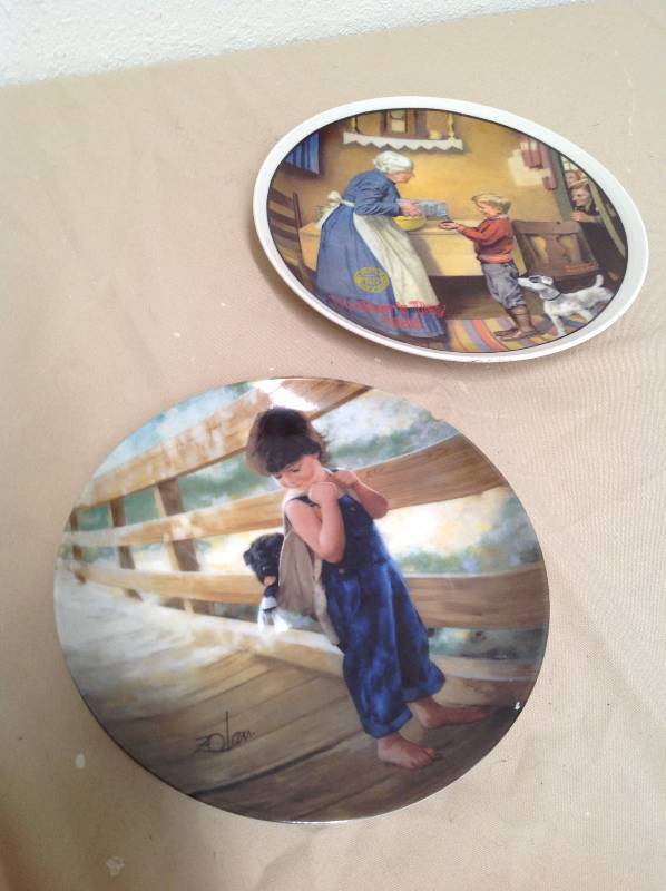 lot 60 image: 2 collector plates