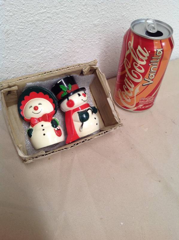 lot 66 image: Vintage snowman and snow-women Hallmark Salt and pepper shakers