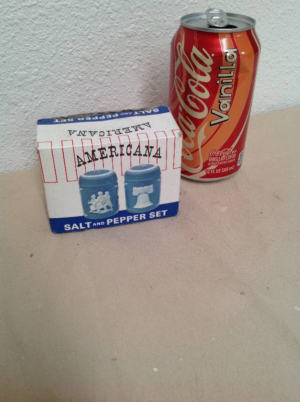 lot 67 image: Americana salt and pepper shakers